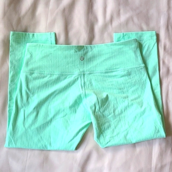 lululemon athletica Pants - Lululemon crop bottoms sz8 [950]